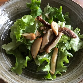 レタスと炒め椎茸のガーリックチーズサラダ